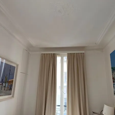 Elegant Parisian 파리